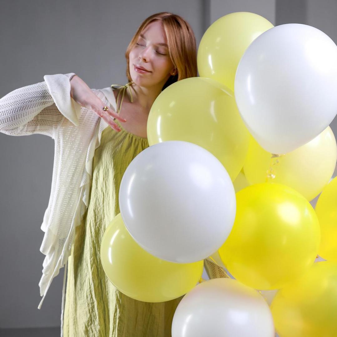 Сет из 15 бело-желтых шаров с гелием