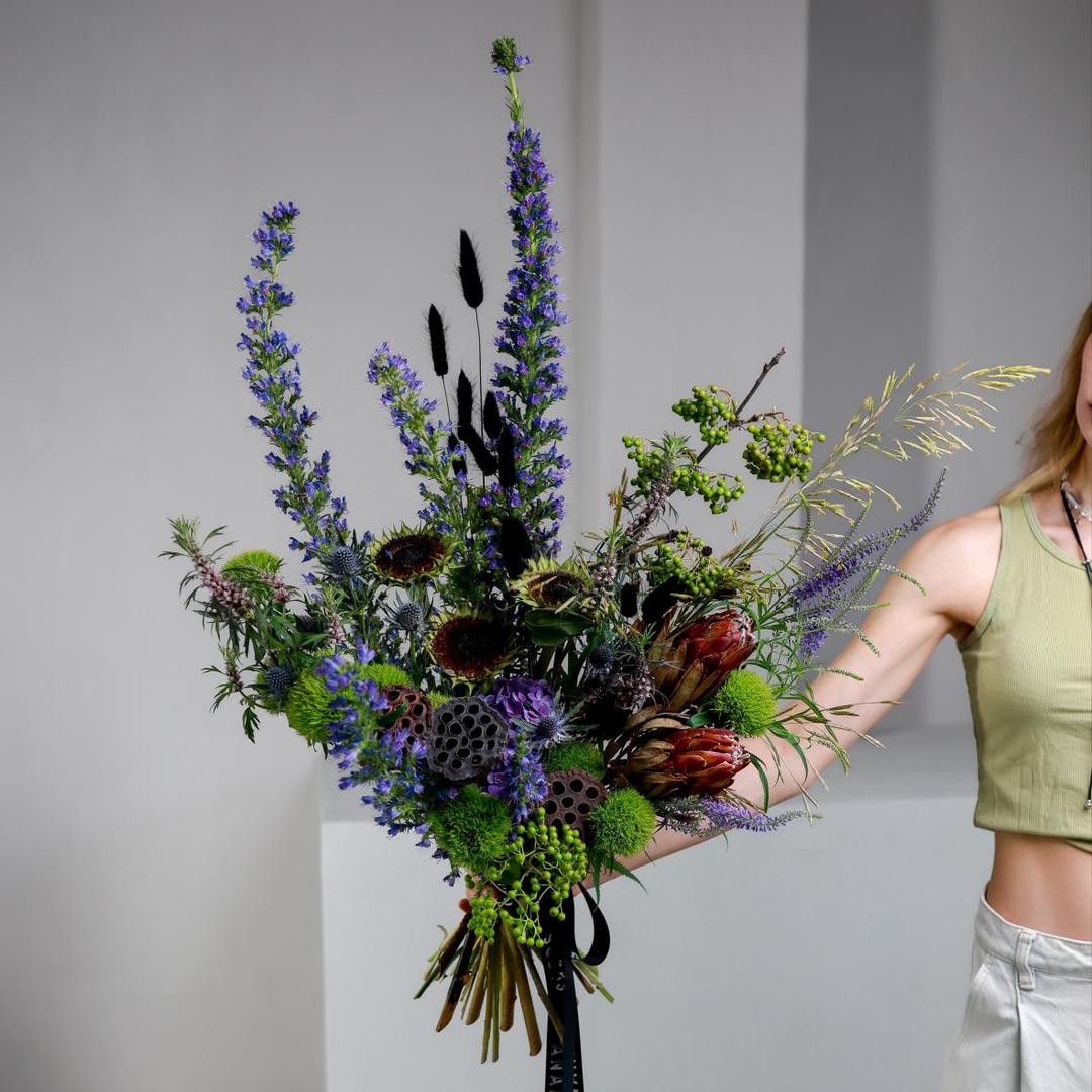 Авторский букет с протеей, лотосами и гвоздикой Green Trick