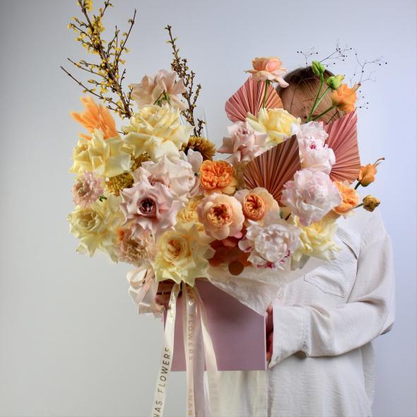 Коробка с цветами (персиково-рыжая гамма) Коробка с цветами (персиково-рыжая гамма)