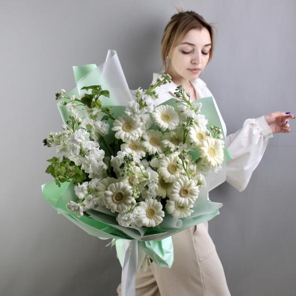 Дуобукет с герберами и маттиолой (в линейке 3 размера)