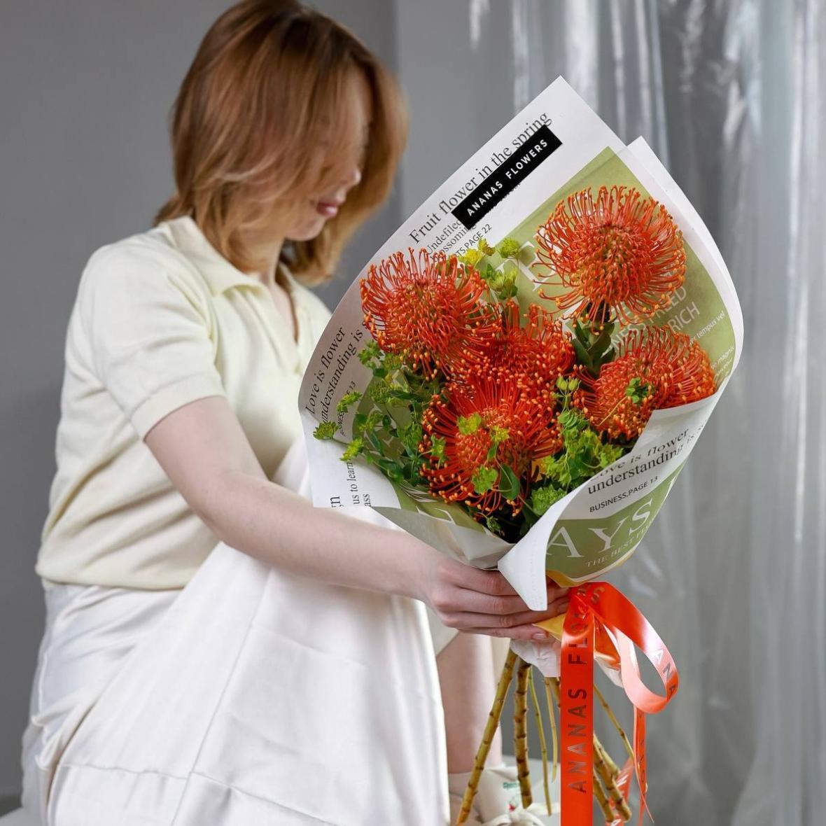 Авторский букет с оранжевыми нутанами (в трех размерах)