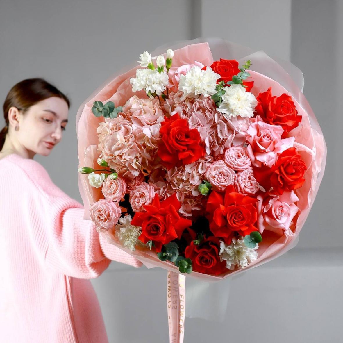 Авторский круглый букет с гортензией и розами (в двух размерах)