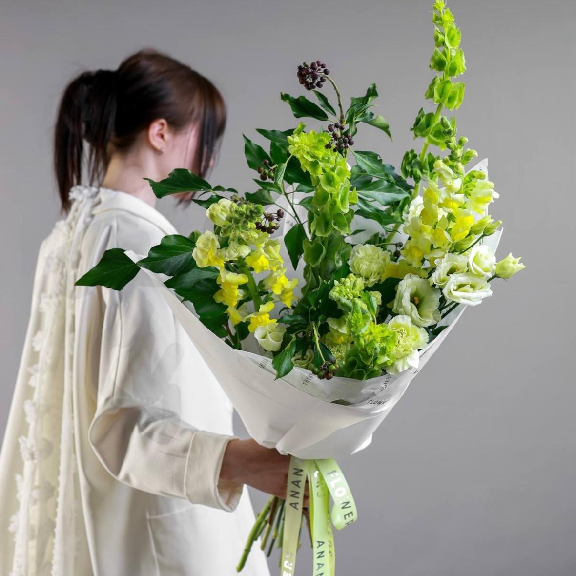 Авторский букет с зеленой молюцеллой