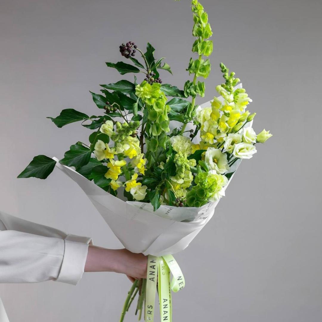 Авторский букет с зеленой молюцеллой