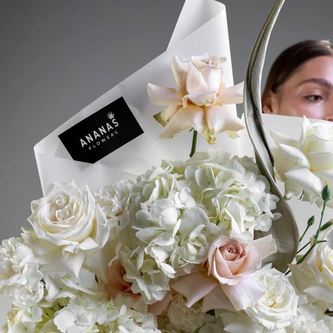 Авторский букет с белой гортензией и сортовыми розами