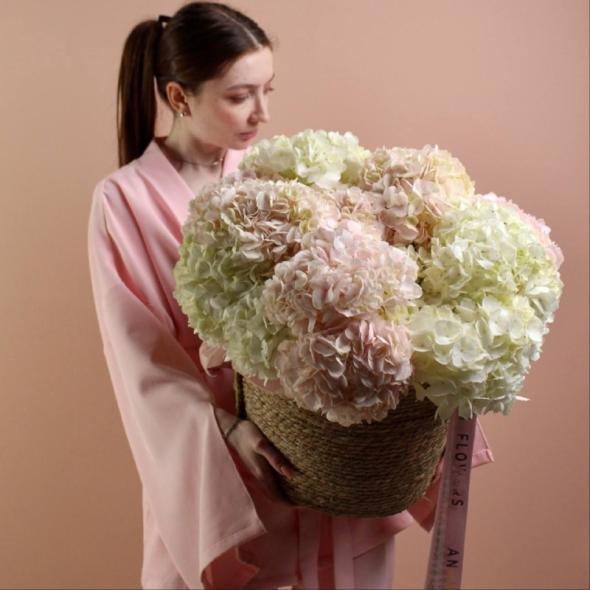 Корзина с гортензиями Корзина с гортензиями